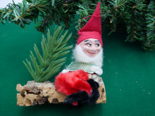 Indlæs billede til gallerivisning Fin gammel nisse på korkstykke til pynt eller nisselandskab
