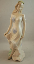 Indlæs billede til gallerivisning Porcelænsfigur ung kvinde
