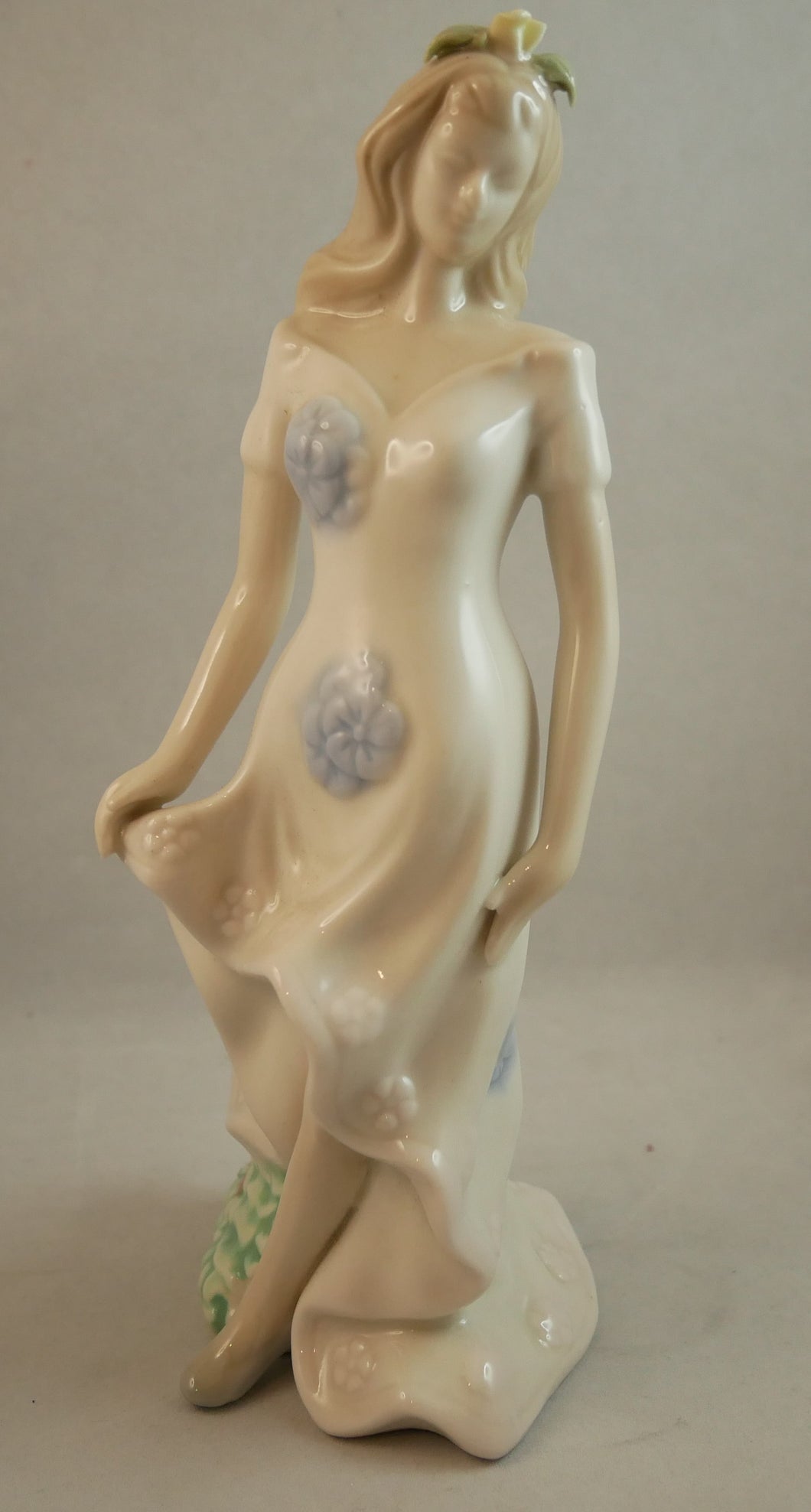 Porcelænsfigur ung kvinde