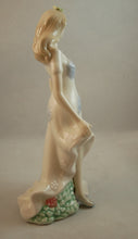 Indlæs billede til gallerivisning Porcelænsfigur ung kvinde
