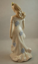 Indlæs billede til gallerivisning Porcelænsfigur ung kvinde
