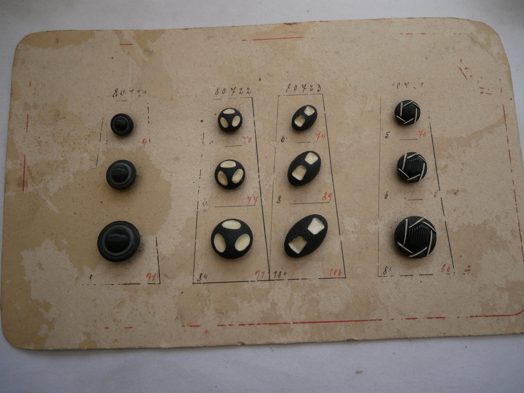 Gamle forskellige sorte og hvide knapper vareprøver