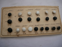 Indlæs billede til gallerivisning Gamle forskellige sorte og hvide knapper vareprøver
