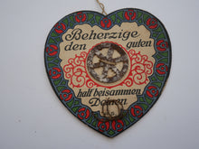 Indlæs billede til gallerivisning Fine gamle pap hjerter med pynt og tysk tekst
