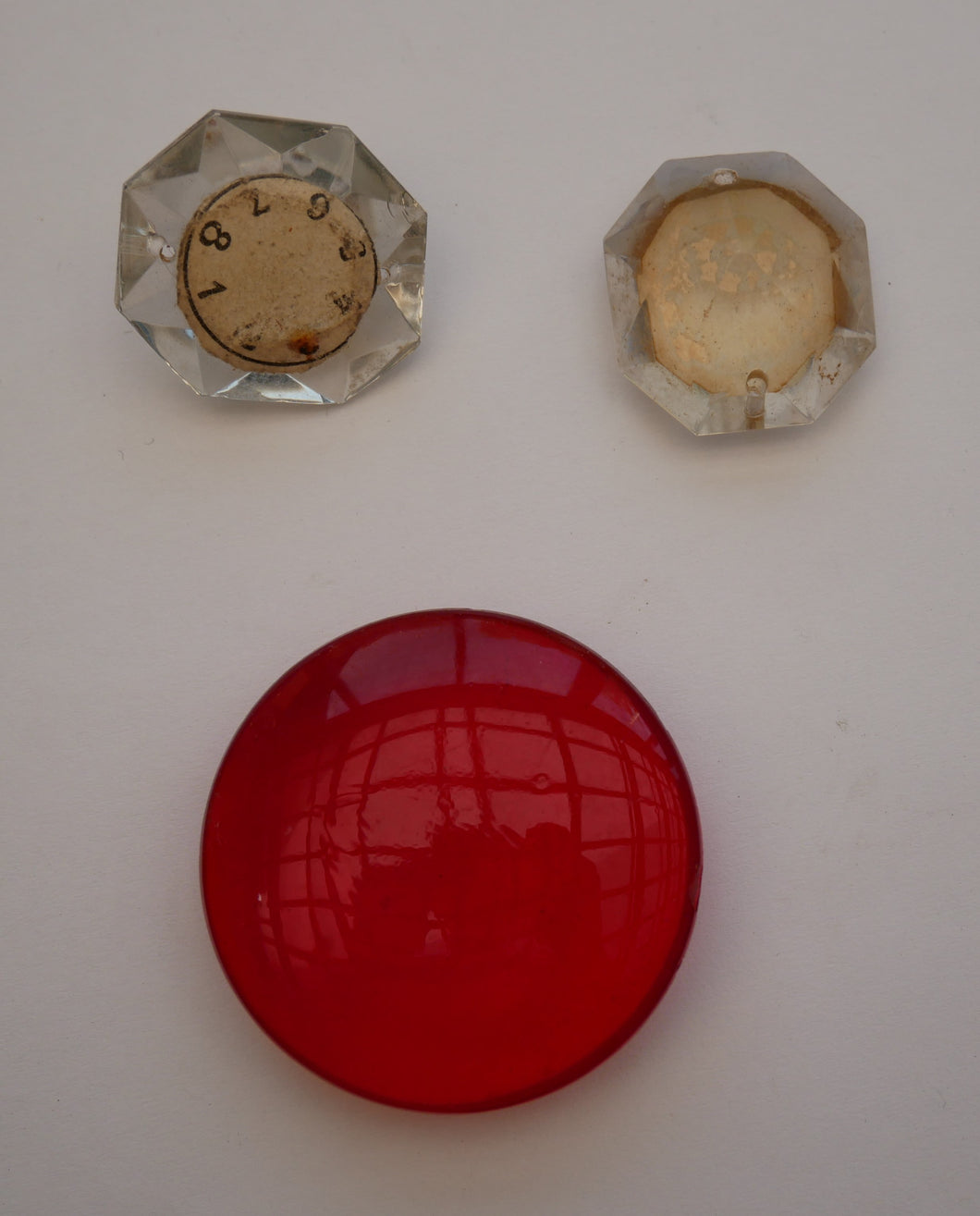 Diamanter (næsten) med urskive (af glas) og røde glassten