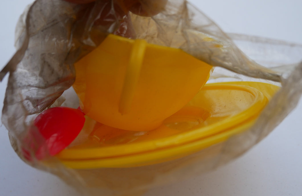 Ældre plastik kop i cellofanpose