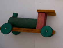 Indlæs billede til gallerivisning Gammelt trælegetøj biler mm fremstillet i Danmark
