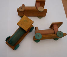 Indlæs billede til gallerivisning Gammelt trælegetøj biler mm fremstillet i Danmark
