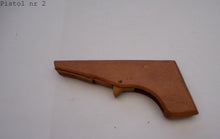 Indlæs billede til gallerivisning Pistol af træ som er fremstillet under 2. verdenskrig
