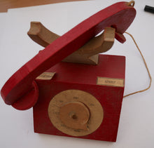 Indlæs billede til gallerivisning Gammel trælegetøj telefon med bogstaver
