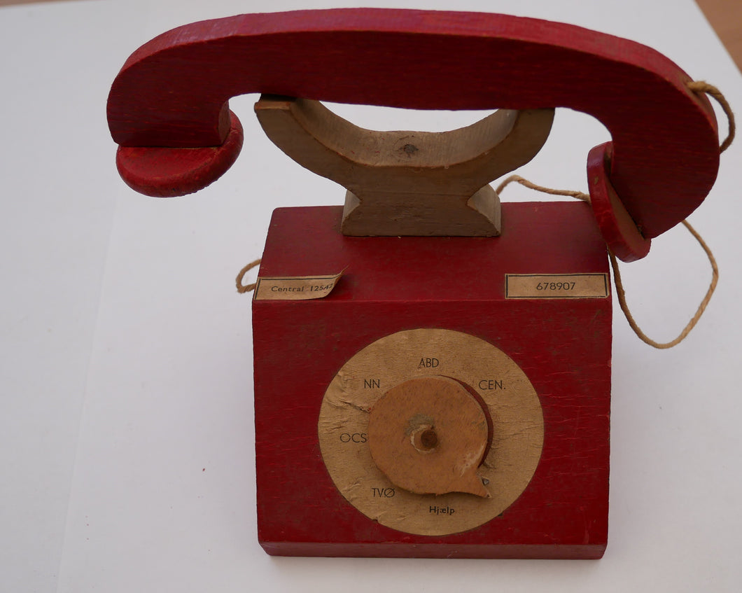 Gammel trælegetøj telefon med bogstaver