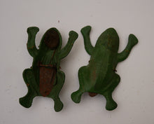 Indlæs billede til gallerivisning Gamle hoppende frø eller krabbe i metal, plast eller pap
