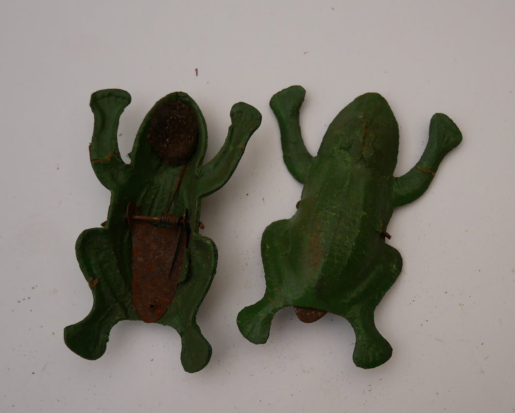 Gamle hoppende frø eller krabbe i metal, plast eller pap