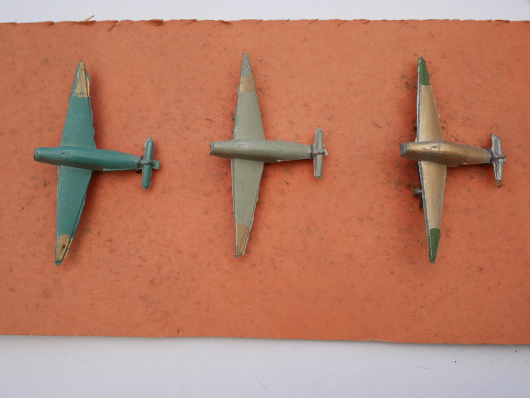 Legetøj 3 gamle fly på plade