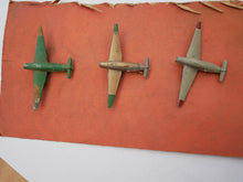 Indlæs billede til gallerivisning Legetøj 3 gamle fly på plade
