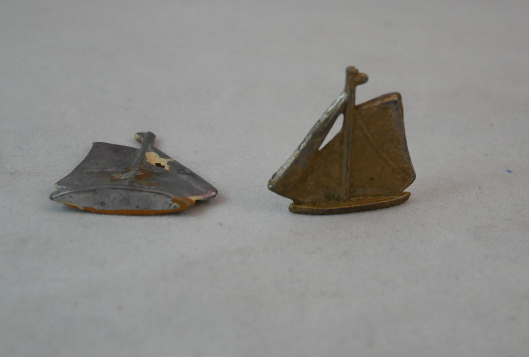 Gammelt legetøj sejlskibe af tin fra 1930´erne