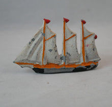 Indlæs billede til gallerivisning Gammelt legetøj sejlskibe af tin fra 1930´erne
