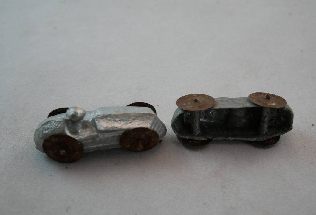 Gamle tin racerbiler fra 1930´erne med rust på hjul