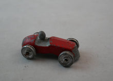 Indlæs billede til gallerivisning Gamle tin racerbiler fra 1930´erne med tinfarvet racerkører
