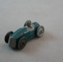 Indlæs billede til gallerivisning Gamle tin racerbiler fra 1930´erne med tinfarvet racerkører
