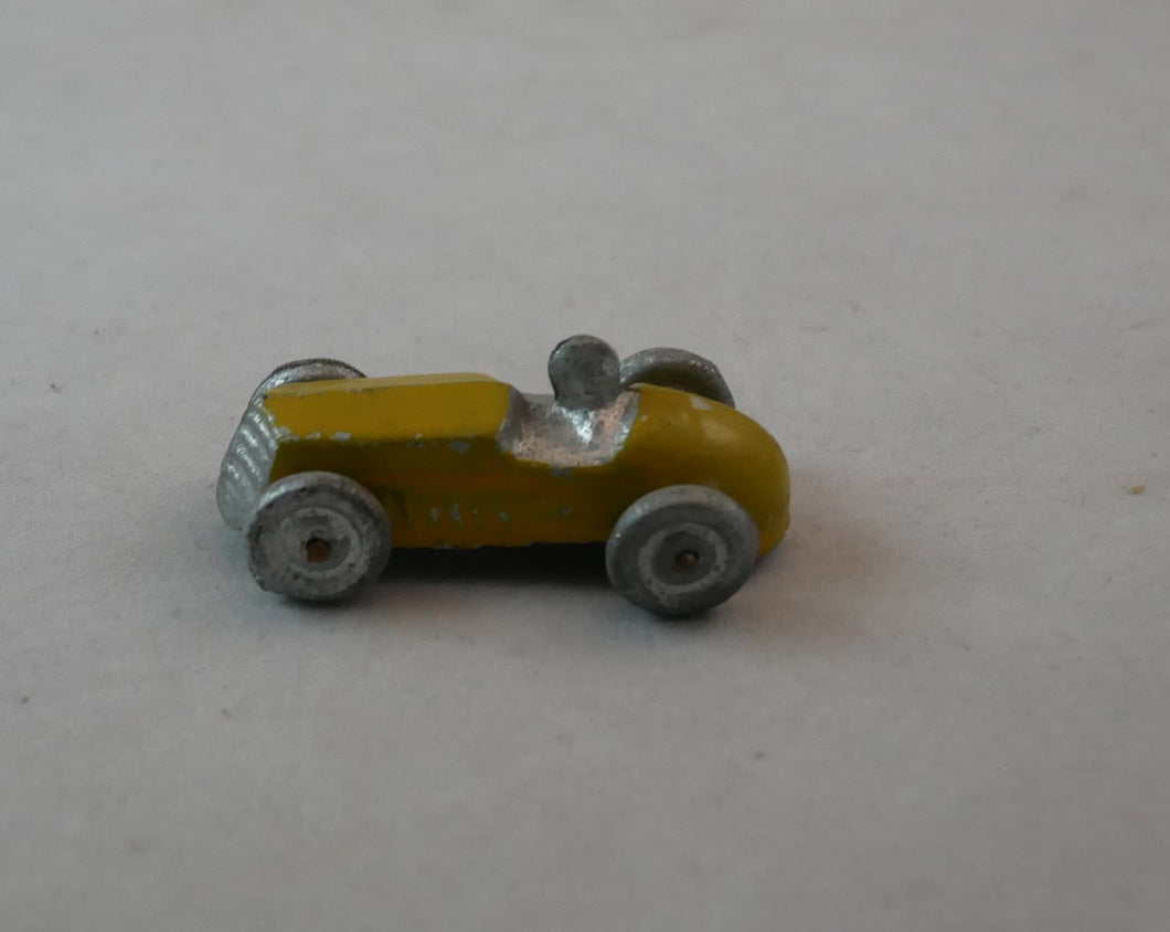 Gamle tin racerbiler fra 1930´erne med tinfarvet racerkører