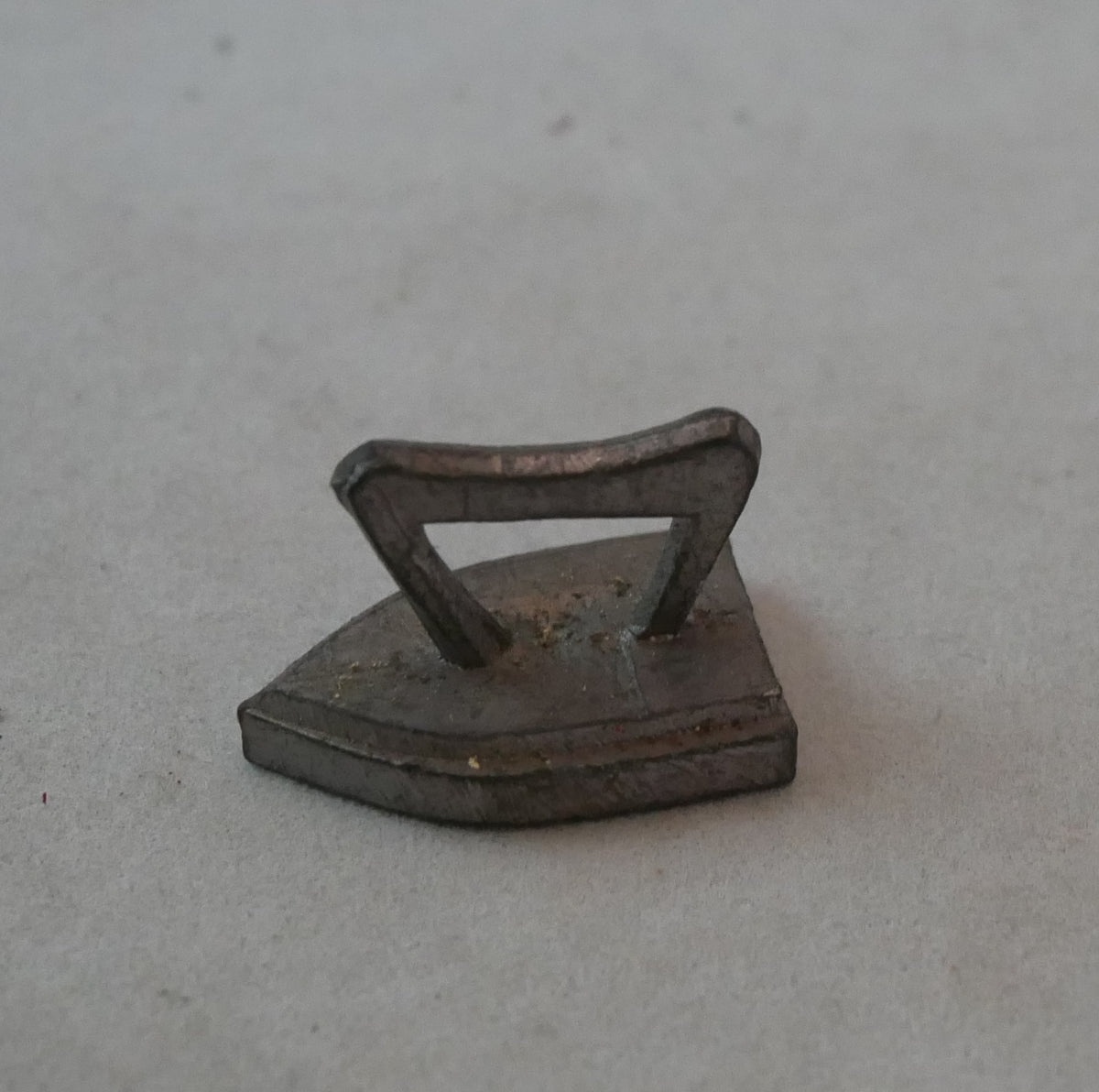 Gamle strygejern og riste i metal til dukkehus – Herolds Varehus