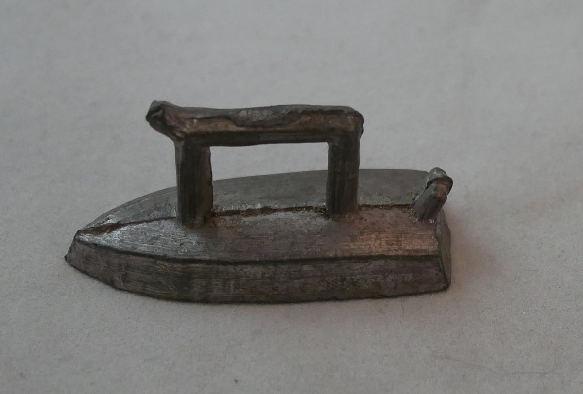 Gamle strygejern og riste i metal til dukkehus – Herolds Varehus