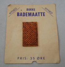 Indlæs billede til gallerivisning Gammel dukke bademåtte på emballage
