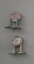 Indlæs billede til gallerivisning Gamle ure til dukkehus i metal eller træ 1930 - 1940´erne
