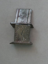 Indlæs billede til gallerivisning Gamle ure til dukkehus i metal eller træ 1930 - 1940´erne
