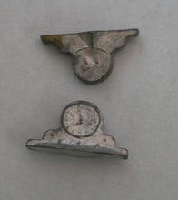 Indlæs billede til gallerivisning Gamle ure til dukkehus i metal eller træ 1930 - 1940´erne
