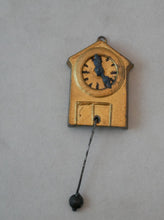 Indlæs billede til gallerivisning Gamle ure til dukkehus i metal eller træ 1930 - 1940´erne
