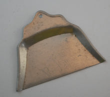 Indlæs billede til gallerivisning Lille fejebakke fra til dukkehus fra 1940-1950´erne
