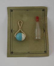 Indlæs billede til gallerivisning Dukkesæt med sutteflaske og rangle mm fra 1930-1940´erne  på original emballage
