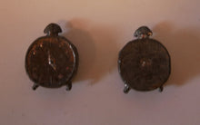 Indlæs billede til gallerivisning Gamle ure til dukkehus i metal eller træ 1930 - 1940´erne
