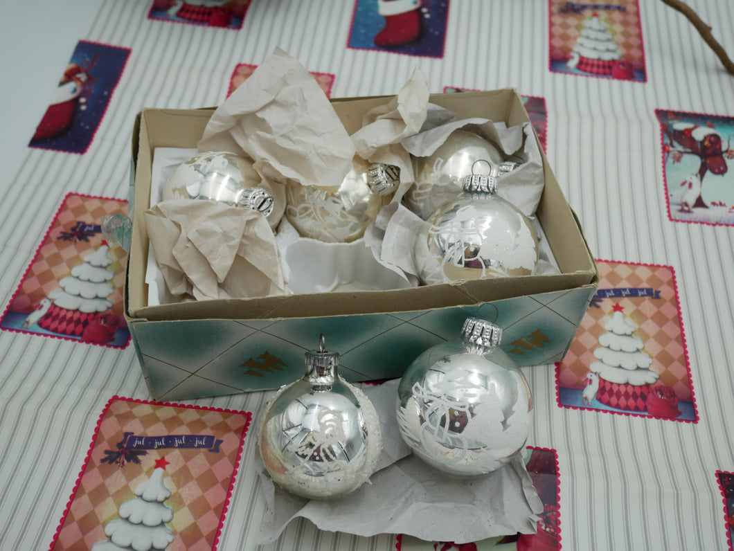 6 ældre sølvfarvede julekugler med snemænd på L6