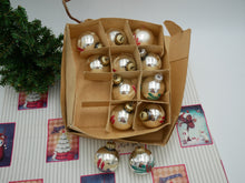 Indlæs billede til gallerivisning 12 gamle julekugler sølvfarvede med røde kogler på L 12

