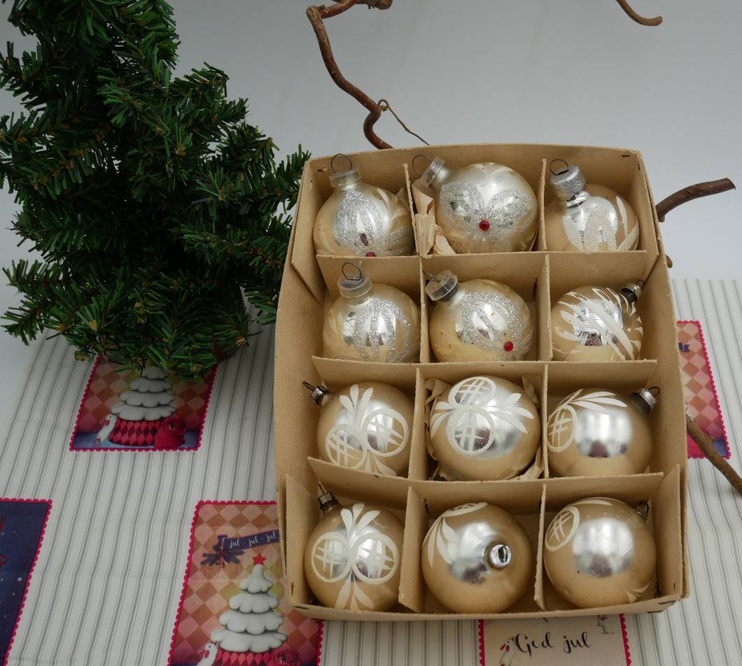 12 gamle julekugler sølv med cirkelmønstre mm L 12