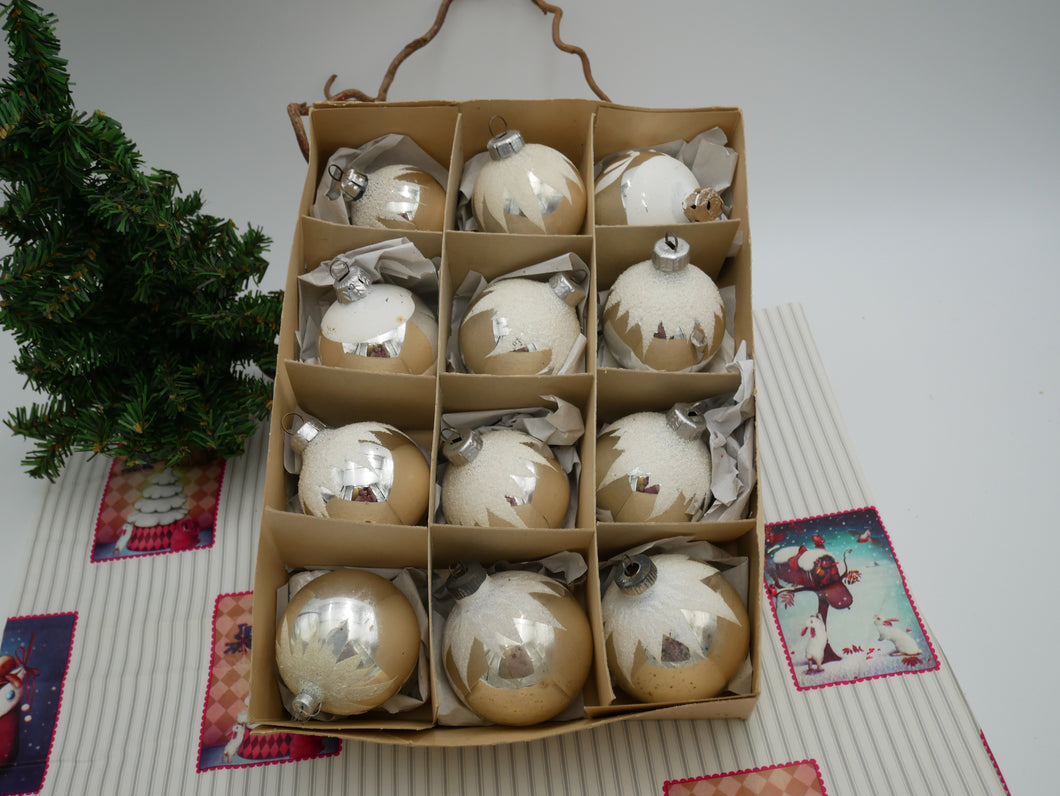 12 gamle sølvfarvede julekugler med sne på L4