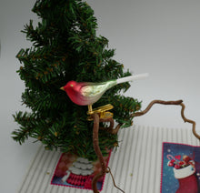 Indlæs billede til gallerivisning Ældre jule glaspynt fugl med glimmer på vingerne
