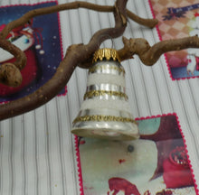 Indlæs billede til gallerivisning Fine gamle dekorerede juleklokker af glas
