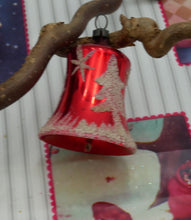Indlæs billede til gallerivisning Gammel glaspynt juleklokker med sne på
