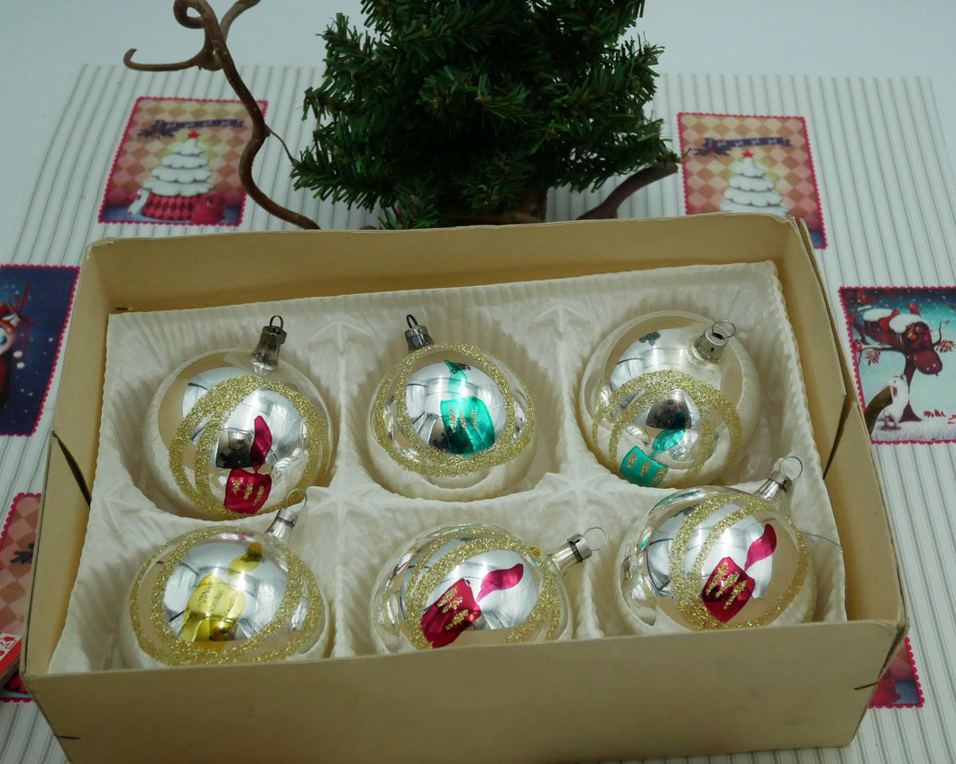 6 fine gamle julekugler dekoreret med lys