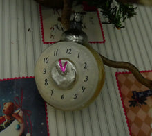 Indlæs billede til gallerivisning Gamle julekugler med ur på

