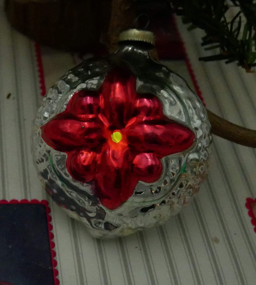 Antik glaskugle med blomster