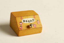 Lille brødkasse til dukkehus