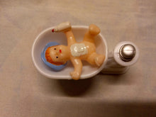 Indlæs billede til gallerivisning Kagefigur barnedåb baby i vægt med sutteflaske
