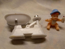 Indlæs billede til gallerivisning Kagefigur barnedåb baby i vægt med sutteflaske
