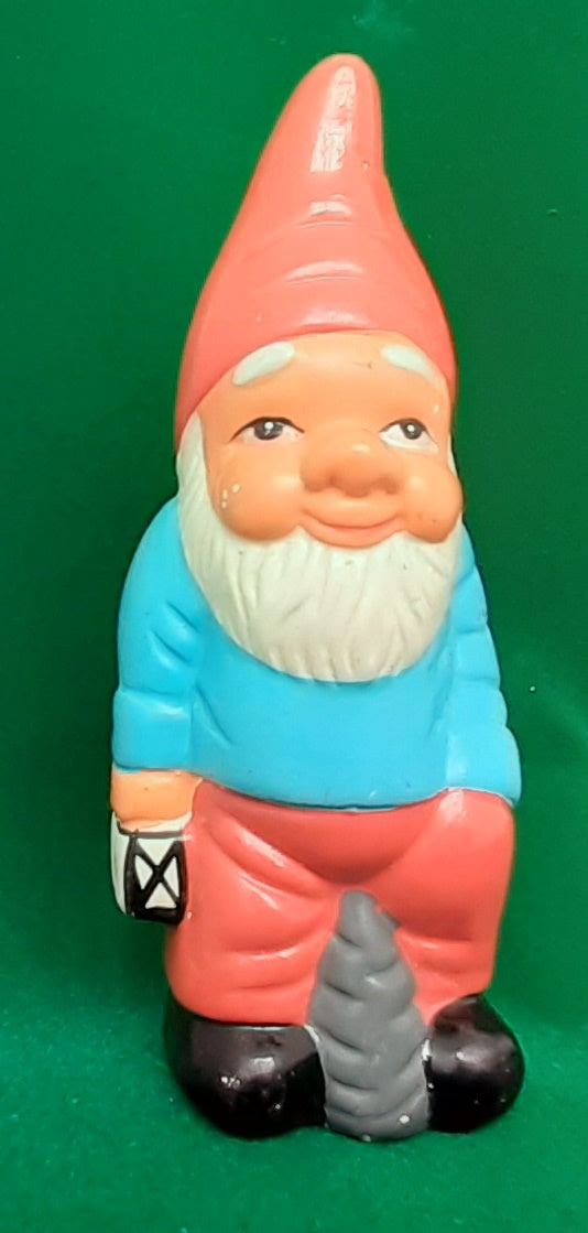 Gammel nisse med hånden i lommen