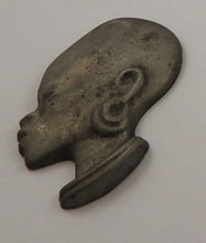 Indlæs billede til gallerivisning Broche afrikansk kvinde kobber
